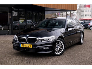 BMW 5-serie Touring 530d High Executive Sport HUD Pano ACC 360° Carplay Stuurwielverwarming Trekhaak Lane