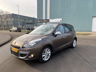 Renault Scénic 1.6-16V Celsium 6-Bak 110 PK. Prachtige auto van de tweede eigenaar !!! Slechts origineel 101.000 KM !!
