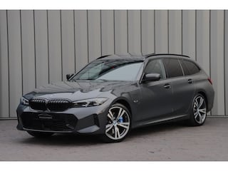 BMW 3-serie Touring 330e xDrive M-Sport | 292PK | Head-up | Keyless-go | Carbon | Sport-stoelen | Harman/Kardon | Sfeerverlichting | Stuurwielverw. | 2023.