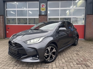 Toyota Yaris 1.5 Hybrid 115 Style Tech, Parkeersensoren, Keyless, Blindspot, Stuur+Stoelverwarming, Carplay etc...