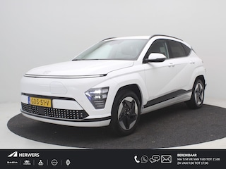 Hyundai Kona Comfort Smart 65.4 kWh / 100% SoH / Warmtepomp / 3-Fase Laden / 1ste eigenaar / HUD / Achteruitrijcamera / Stoel en Stuurverwarming / Elektrische Achterklep / Apple Carplay & Android Auto / Keyless Entry / Fabrieksgarantie tot 24-11-2029 /