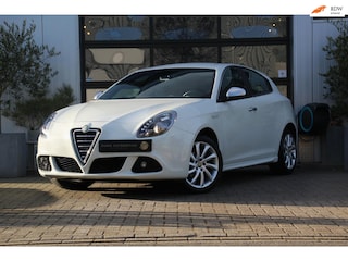 Alfa Romeo Giulietta 1.4 Turbo Super- SPORTIVA - LEER/ALCANTARA - STOELVERWARMING - LED - PARKEERSENSOREN - ISOFIX - 120PK