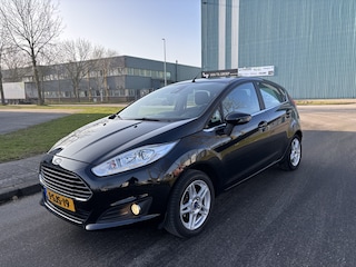Ford Fiesta 1.0i EcoBoost Titanium 5-Deurs 125 PK. Mooie en zeer fijn rijdende auto !!! Distributieriem en waterpomp zijn vervangen !!