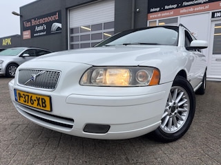 Volvo V70 2.4 in automaat met leer en trekhaak en airco en cruise controle en goed onderhouden