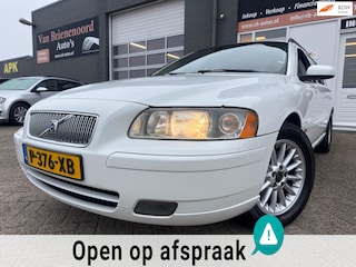 Volvo V70 2.4 in automaat met leer en trekhaak en airco en cruise controle en goed onderhouden
