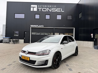 Volkswagen Golf 2.0 TSI GTI DSG / Metallic Wit / Stoelverwarming / Camera / 19" Inch Pretoria