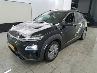 Hyundai Kona 64 kWh 204pk EV Premium | SOH 100% | Leder | CarPlay / Android | Stuur- en Stoelverwarming | ACC | Camera | PDC | 17"