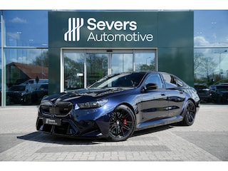 BMW 5 Serie | nacht-blau Individual | Panoramadak | Driving Assistant Professional | Trekhaak | Stoelventilatie voorstoelen | M Compound-remmen, rood | Parking Assistant Professional | Comfort Pakket | Bowers & Wilkins Surround Sound System |