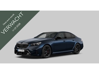 BMW 5 Serie | nacht-blau Individual | Panoramadak | Driving Assistant Professional | Trekhaak | Stoelventilatie voorstoelen | M Compound-remmen, rood | Parking Assistant Professional | Comfort Pakket | Bowers & Wilkins Surround Sound System |