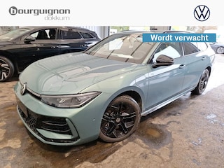 Volkswagen Passat Variant 1.5 eHybrid R-Line | Trekhaak | Pano | Blackstyle |