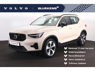 Volvo XC40 B4 Plus Dark - IntelliSafe Assist & Surround - Harman/Kardon audio - Parkeercamera achter - Verwarmde voorstoelen & stuur - Parkeersensoren voor & achter - Elektr. bedienb. voorstoelen met geheugen links - Draadloze tel. lader - Elektr. inklapbare trekhaak - 19' LMV
