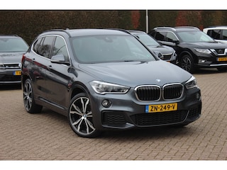 BMW X1 sDrive18i Executive Ed. M Sport / Trekhaak / Camera / Head-up / Alcantara / Navigatie / Sportstoelen / Getint glas / Cruise Control