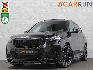 BMW X1 18i M-Sport Performance-Pack | Panorama | Sportstoelen | Carbon | Keyless-Entry | Sfeerverlichting | Achteruitrij-Camera | Carplay | Full-LED | Black-Optic | Getint Glas | Stoelverwarming | Draadloos Laden |