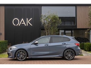 BMW M135i xDrive | Live Cockpit | Panorama | Schaalstoelen | Memory | H&K | Head-Up | 19"LM | Storm Bay Metallic