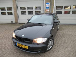 BMW 118i Business Line MET SCHADE AAN RECHTER ZIJKANT