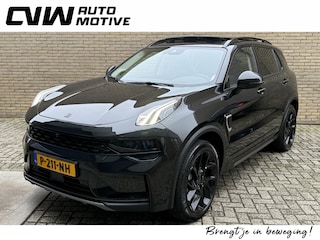 Lynk & Co 01 1.5 PHEV 261pk | Blackline | 360 camera | Adaptieve cruise | Lane assist | Panoramadak | Navigatie | Apple CarPlay / Android auto | 20 inch LMV | Virtual cockpit | Infinity sound | LED | DAB | Dodehoekdetectie | Elektrische achterklep | Dealeronderhouden | Origineel NL auto NAP!