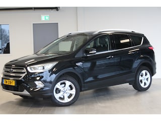 Ford Kuga 1.5-150pk EcoBoost Titanium. Nette Ford Kuga met een trekgewicht van maar liefst 2.000kg ! Autm. airco, stoel-, stuur- en voorraamverw., camera, parkeersensoren achter, navigatie, telefoonvoorb.,  17"LM wielen+all season banden, trekhaak, adapt. cruise cntrl etc.