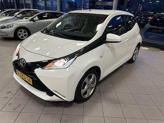 Toyota Aygo 1.0 VVT-i x-play Eerste Eig NAVI Achter uit rij Cam BJ 2015 !!!