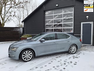 Skoda Superb 1.4 TSI ACT Style Business Full-Map Navi, Bi-Xenon, Climate, Cruise-Control, Stoelverwarming, Trekhaak afn. LM-Velgen