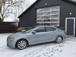 Skoda Superb 1.4 TSI ACT Style Business Full-Map Navi, Bi-Xenon, Climate, Cruise-Control, Stoelverwarming, Trekhaak afn. LM-Velgen