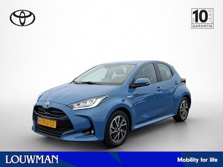 Toyota Yaris 1.5 Hybrid First Edition Mats foto's maken. staat boven in showroom