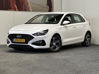 Hyundai i30 1.0 T-GDi MHEV COMFORT AUTOMAAT ACHTERUIT RIJ CAMERA APPLE CARPLAY NAVIGATIE LM 16 INCH CLIMA SCHAKELFLIPPERS  STUURBEDIENING, STOELVERWARMING ZEER MOOI !!