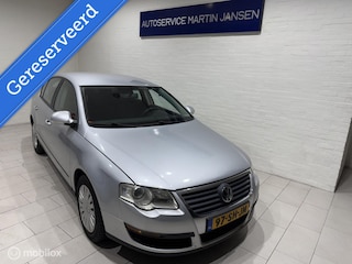 Volkswagen Passat 1.6 FSI Trendline Navi