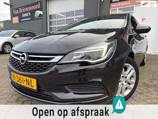 Opel Astra 1.0 Business+ met parkeersensoren en navigatie en cruise controle en bluetooth telefoon / media