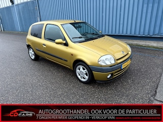 Renault Clio 1.2-16V Authentique Inruilauto’s tegen vaste prijzen. Voor meer info: 0638140850 Bij de verkoop van gebruikte voertuigen door CD-Cars wordt geen standaard garantie verstrekt. De koper aanvaardt het voertuig in de staat waarin het zich bevindt op het moment van aankoop