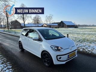 Volkswagen Up 1.0 high up! | Navigatie | Parkeersensoren | Licht metaal |