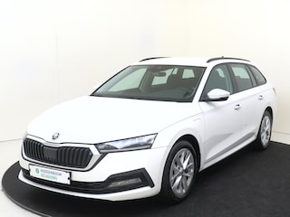 Skoda Octavia Combi 1.4 TSI iV PHEV Business Edition | SoH 100% | Navigatie | Cruise control | Keyless | CarPlay | Parkeersensoren achter | Draadloze telefoonlader | Elektrisch inklapbare buitenspiegels |