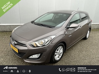 Hyundai i30 Wagon 1.6 GDI Business Edition / Navigatie / Camera / Telefoon / Trekhaak / Parkeersensoren V + A / LMV / Climate Control / Cruise Control / Dealer Onderhouden Auto.