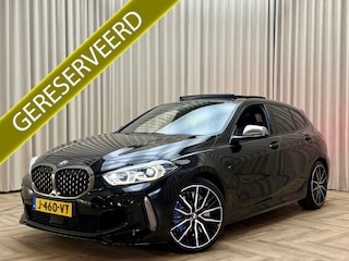 BMW M135i xDrive *Panoramadak* Head-Up / Adaptive Cruise / Harman/Kardon / Keyless / Lederen Kuipstoelen / Carplay / Camera / 19'' LMV