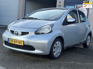 Toyota Aygo 1.0-12V +/ 5drs/nap/1jaar apk/ airco/ EL-ramen/ zeer nette auto.