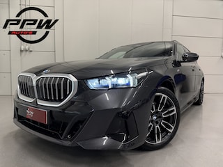 BMW 5-serie Touring 520i M-Sport ICONIC PANO/TREKHAAK/H&K/HEAD-UP/360CAMERA/VENTILATIE/DRIVING ASS. PRO/ADAPTIVE-LED/STANDKACHEL/NIEUWPRIJS € 94.454,-/FABRIEKS-GARANTIE TOT 04/2028