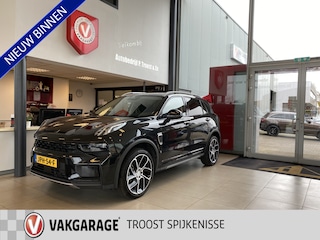 Lynk & Co 01 1.51.5/BLACK PACK/Panoramadak/360° Camera/Keyless/Lane assist/Adaptive cruise control/Navigatie/Apple carplay/Climate control/Stoelverwarming/Dodehoek detectie/Elektrisch sluitende achterklep/Elektrisch verstelbare stoel met geheugen/Multifunctioneel stuu