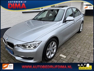 BMW 320i Upgrade Edition 1e Eigenaar/ Automaat/ Navi/ ECC/ Schuifdak/ PDC/ Elec Trekhaak