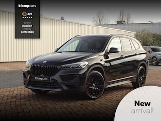 BMW X1 sDrive20i Sportif | All-Black | Uniek | Custom | 19 inch | Nav
