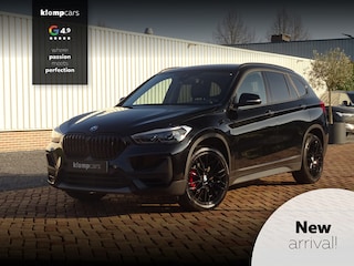 BMW X1 sDrive20i Sportif | All-Black | Uniek | Custom | 19 inch | Nav