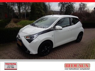 Toyota Aygo 1.0 VVT-i 72pk 5D x-play bij Toyota specialist met 12 maanden BOVAG garantie.