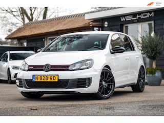 Volkswagen Golf 2.0 GTI Adidas Edition Automaat I Gelimiteerde oplage I Bi-Xenon I Bodykit I Wit parelmoer I Stoelverwarming