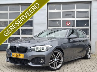 BMW 120i High Executive | Navigatie/Carplay | LM Velgen 18" | Voorstoelen Verwarmd | Cruise Control | Lederen Bekleding | Achteruitrijcamera | Airco |