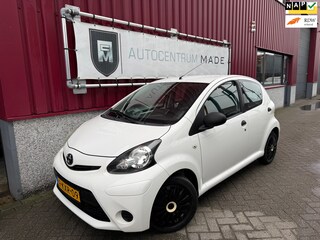 Toyota Aygo 1.0 VVT-i Now // 101 DKM NAP // Airco // Navi // 5-Deurs