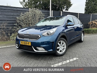 Kia Niro ExecutiveLine 1.6 GDi 140PK Automaat Navigatie, Achteruitrijcamera, Stoelverwarming en Ventilatie, Stuurwielverwarming, Parkeersensoren, Trekhaak, Zomer en winterbandenset op lichtmetalen velgen.