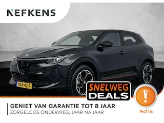 Alfa Romeo Junior 1.2 Turbo Hybrid Ibrida Q4 | LM velgen | Sport stoelen | Pano dak | A Camera | PDC | Clima | Privacy Glass achter |