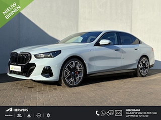 BMW i5 XDrive40 M Sport Edition 84 kWh 4WD / Fabrieksgarantie t/m 02-2028 / SOH 92,73% / Elektrische Trekhaak (1500KG) / Comfort Pack / Innovation Pack / M Sportpakket Pro / Travelpack /