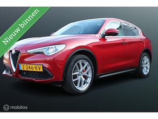 Alfa Romeo Stelvio 2.0 T AWD 281 PK First Edition, Rosso Competizione, Panoramadak, F1 Schakeling, Navi, Donker glas, Pdc voor + achter + camera, Stoel- Stuurverwarming,20 Inch LMV