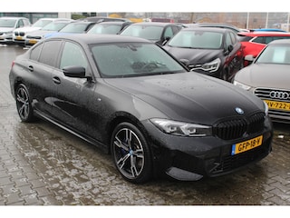 BMW 320e M-Sport | Shadow-Line | incl. 12 maanden garantie | Schuif/kantel dak | Half leder | Sfeerverlichting | Wegklapbare trekhaak | Schakelflippers | Stuurwiel verwarmd | Draadloze mobiel lader | Apple carplay | LED verlichting | Sfeerverlichting |