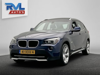 BMW X1 SDrive20i Automaat * Origineel Nederlands * Trekhaak Panoramadak Cruise Climate-control Camera Navigatie