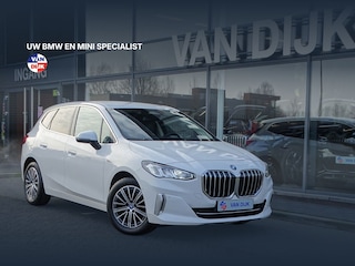 BMW 2-serie Tourer 225e xDrive Luxury-Line Widescreen Display DAB-tuner Verduisterde ruiten PDC Achteruitrijcamera 17''LM Velgen